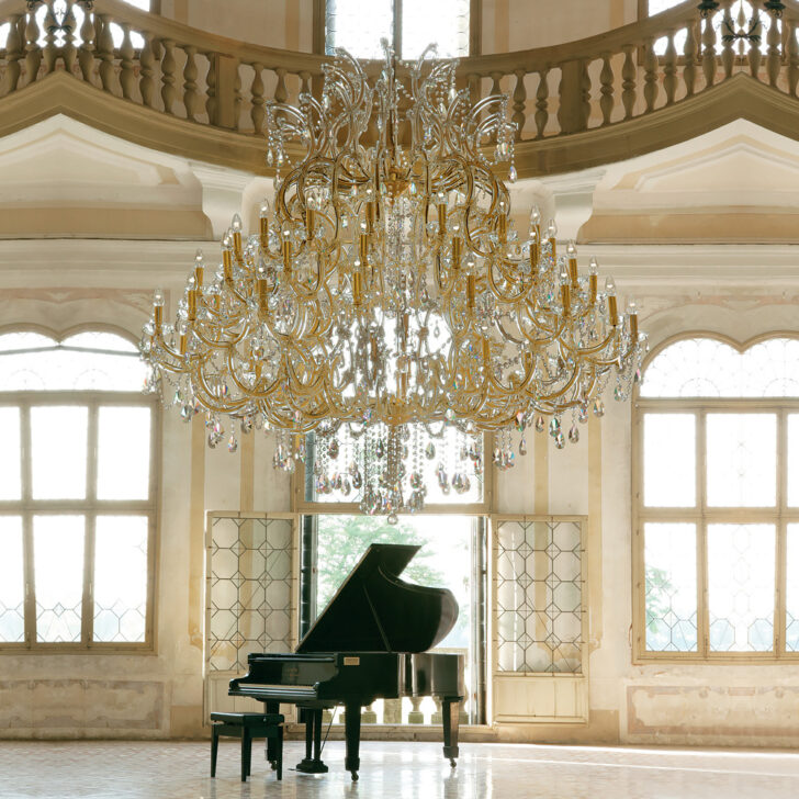 chandelierデスク Extremely Large Classic Gold Crystal Chandelier - Juliettes Interiors