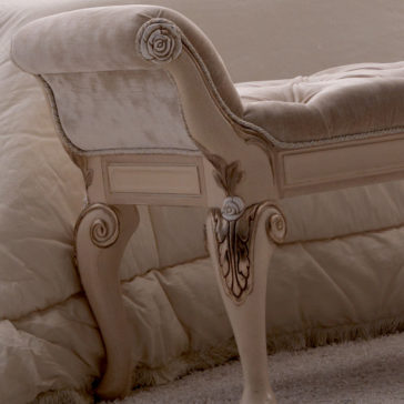 Opulent Italian Button Upholstered Bedroom Bench Opulent Italian Button Upholstered Bedroom Bench