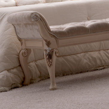 Opulent Italian Button Upholstered Bedroom Bench Opulent Italian Button Upholstered Bedroom Bench