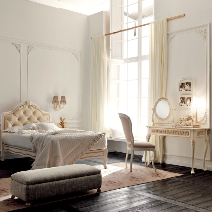 Reproduction Italian Ivory and Gold Rococo Dressing Table Reproduction Italian Ivory and Gold Rococo Dressing Table