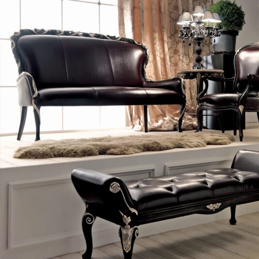 Elegant Italian Designer Leather Day Sofa Elegant Italian Designer Leather Day Sofa