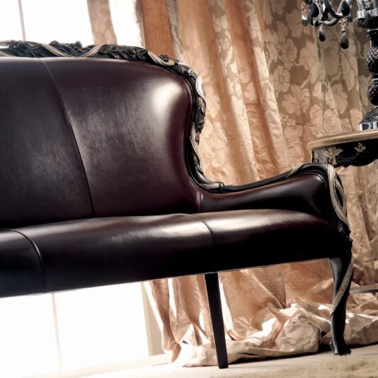 Elegant Italian Designer Leather Day Sofa Elegant Italian Designer Leather Day Sofa