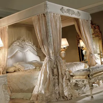 Extravagant Luxurious 4 Poster Bed Extravagant Luxurious 4 Poster Bed