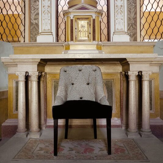 Luxury Contemporary Italian Button Upholstered Dining Chair Luxury Contemporary Italian Button Upholstered Dining Chair