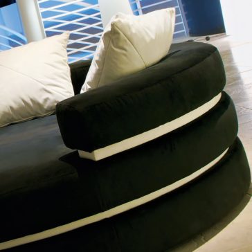 Luxury Italian Velvet Upholstered Round Chaise Longue Luxury Italian Velvet Upholstered Round Chaise Longue