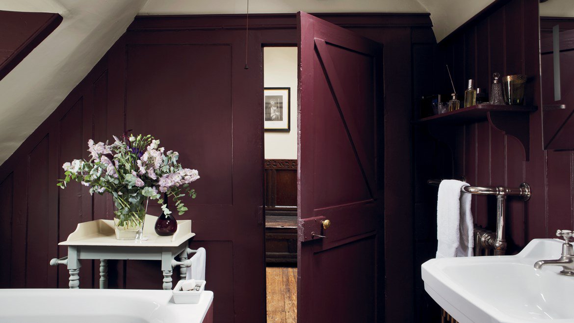 interior design trends 2020, oxblood painted bathroom