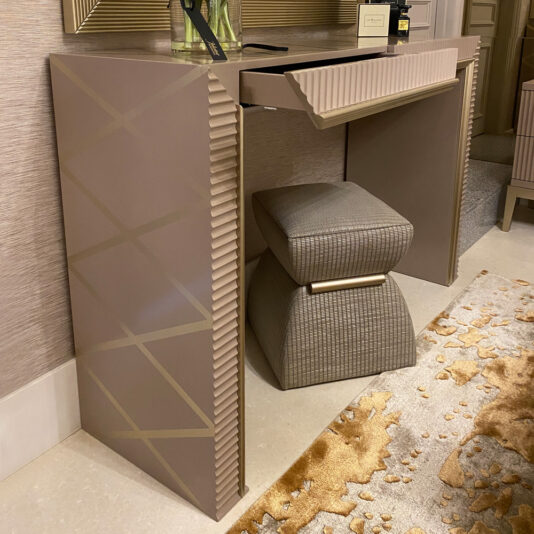 High End Modern Italian Console Table High End Modern Italian Console Table