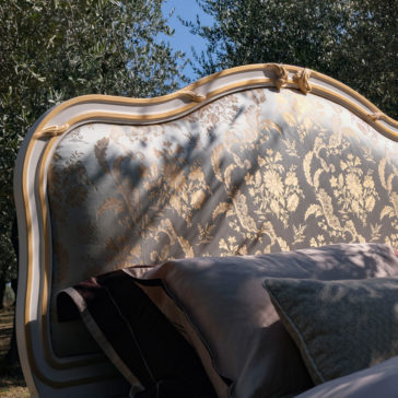 Elegant Classic Style Bed The