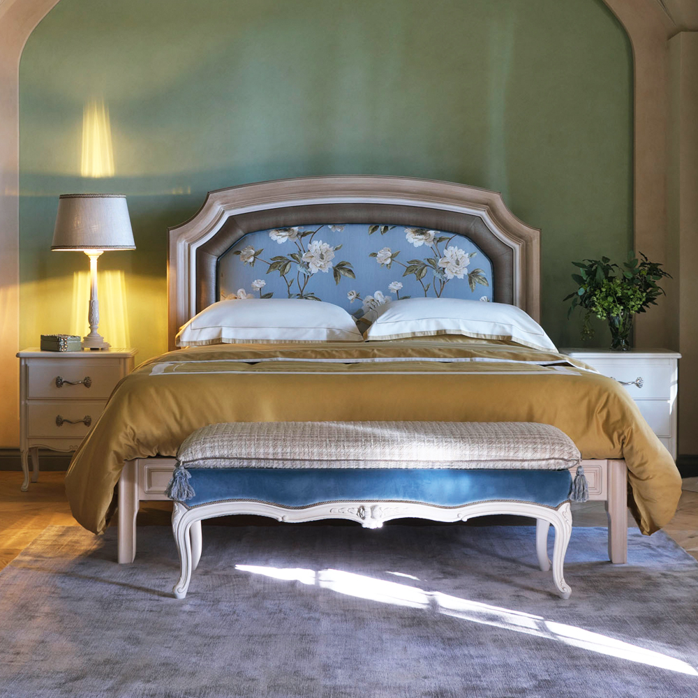 Elegant Classic Style Upholstered Bed