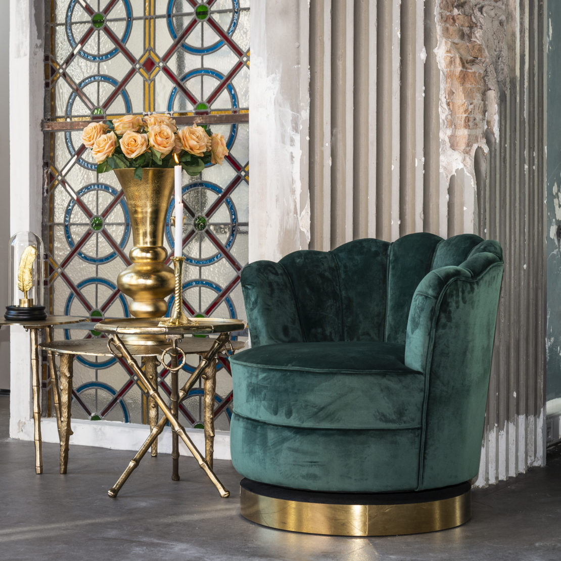 Gold and green 2023 interior design trend furnishings.